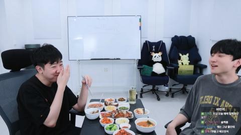 야바 - [클립]동하) 너가 잘 하다가 던졌어.. 챗창 안 보고 해? 보이잖...