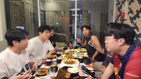 이지상) 형도 깨박씨 말고 깨박아 이렇게 해봐야지 / 봉준) 근데 난 깨박씨가 나아 / 박퍼니) 뭐야 봉준씨 귀여워 / 봉준) ㅡ.ㅡ / 한둬얼) 꼬지모꼬지모ㅋㅋ